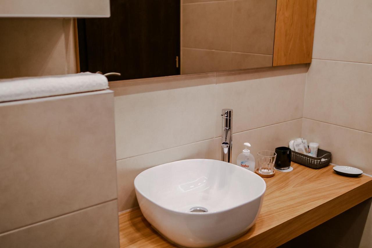 Sohaz Panzio Es Apartmanhaz Szolnok Exteriör bild