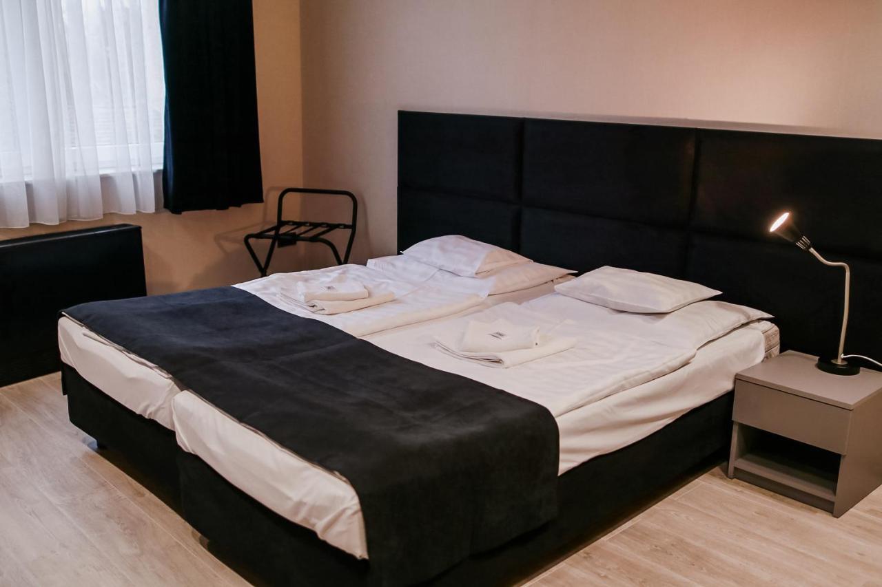 Sohaz Panzio Es Apartmanhaz Szolnok Exteriör bild
