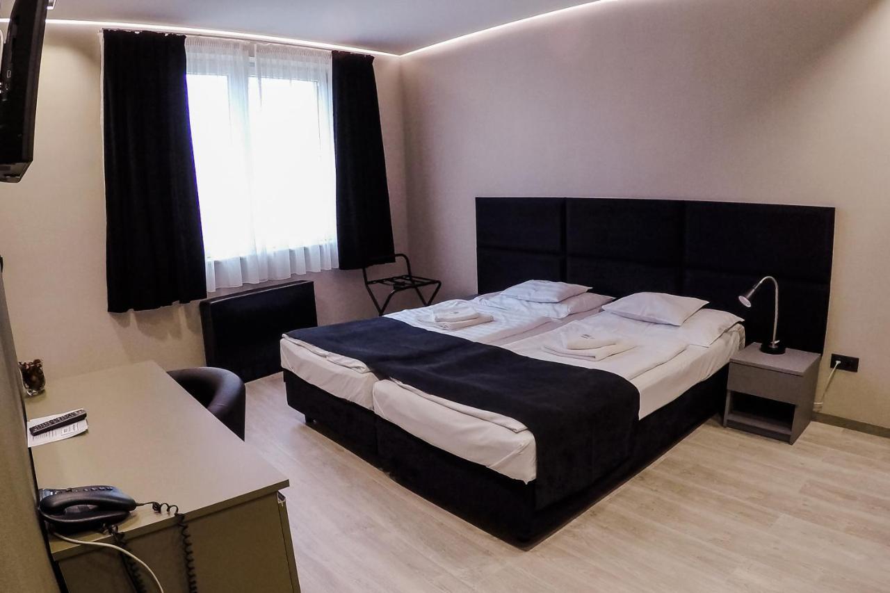 Sohaz Panzio Es Apartmanhaz Szolnok Exteriör bild