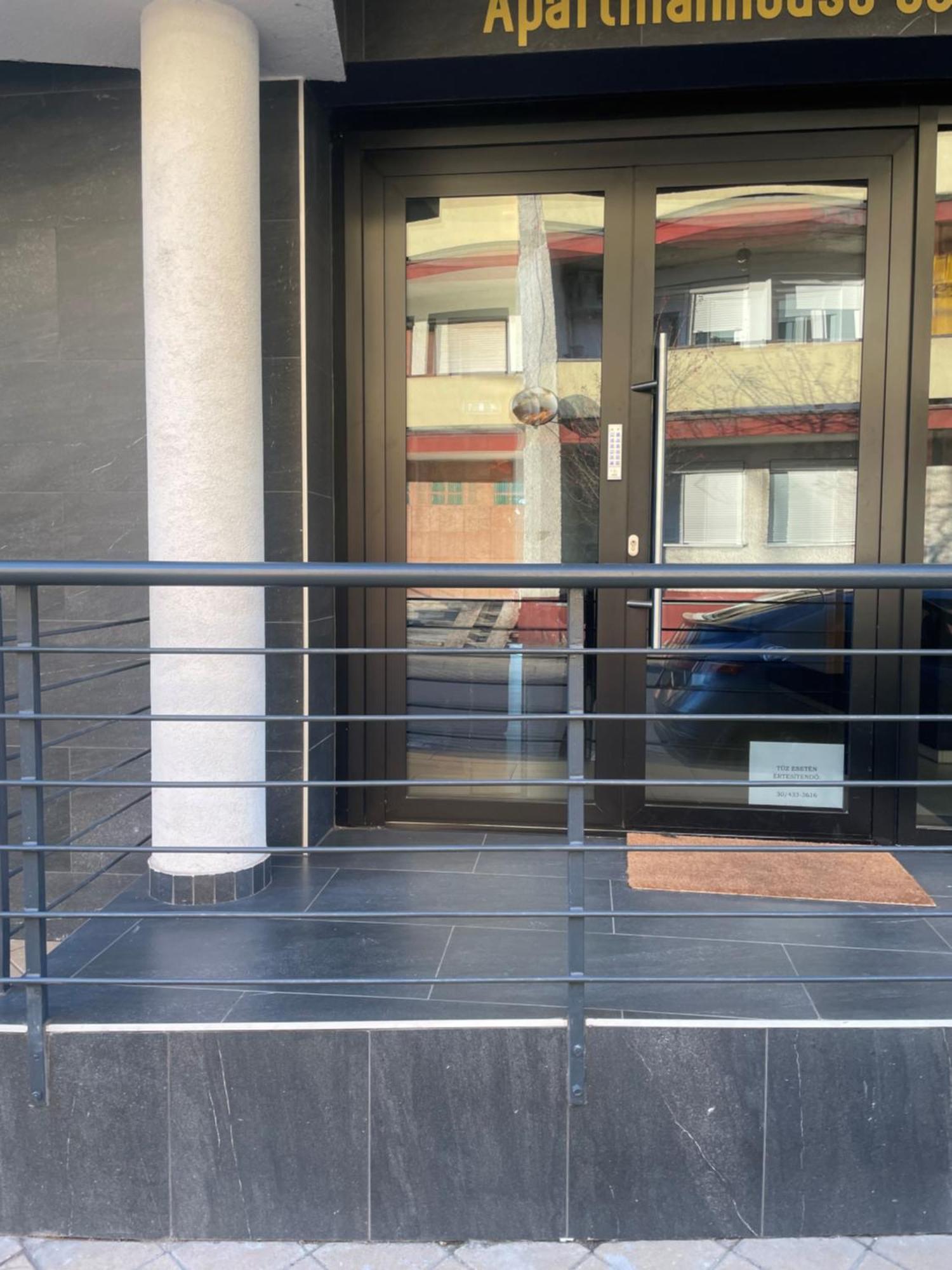 Sohaz Panzio Es Apartmanhaz Szolnok Exteriör bild