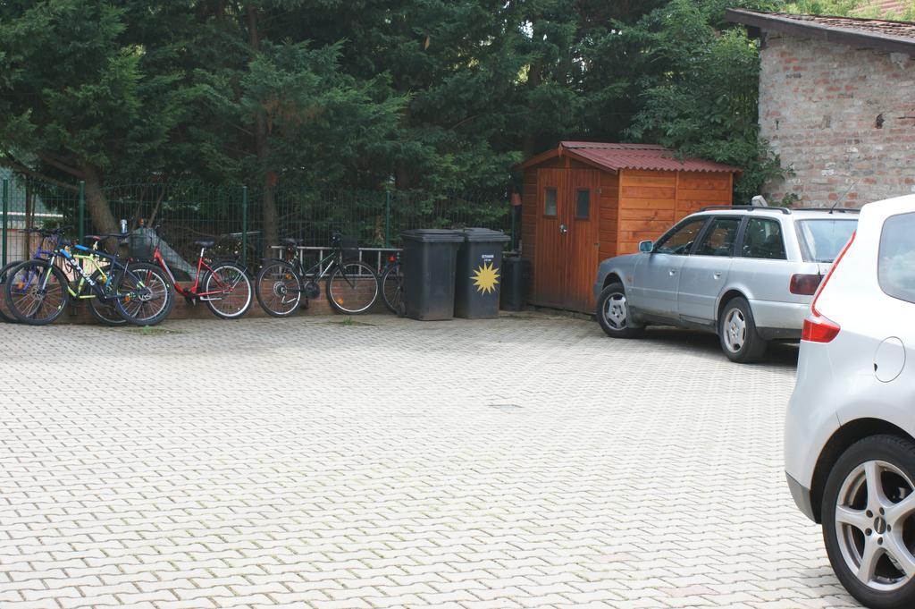Sohaz Panzio Es Apartmanhaz Szolnok Exteriör bild