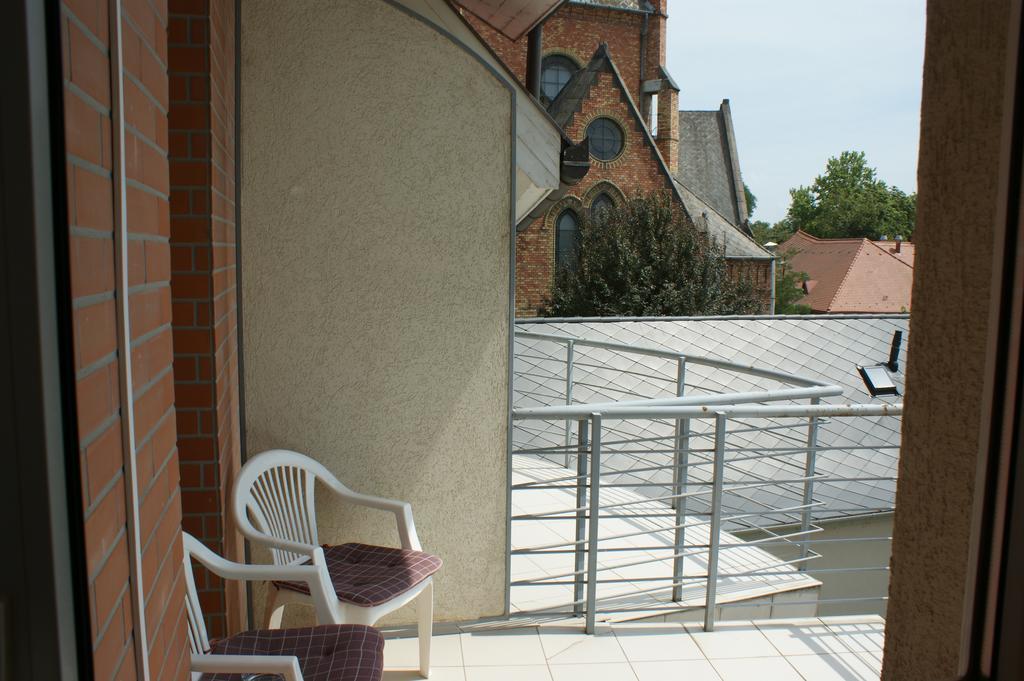 Sohaz Panzio Es Apartmanhaz Szolnok Exteriör bild