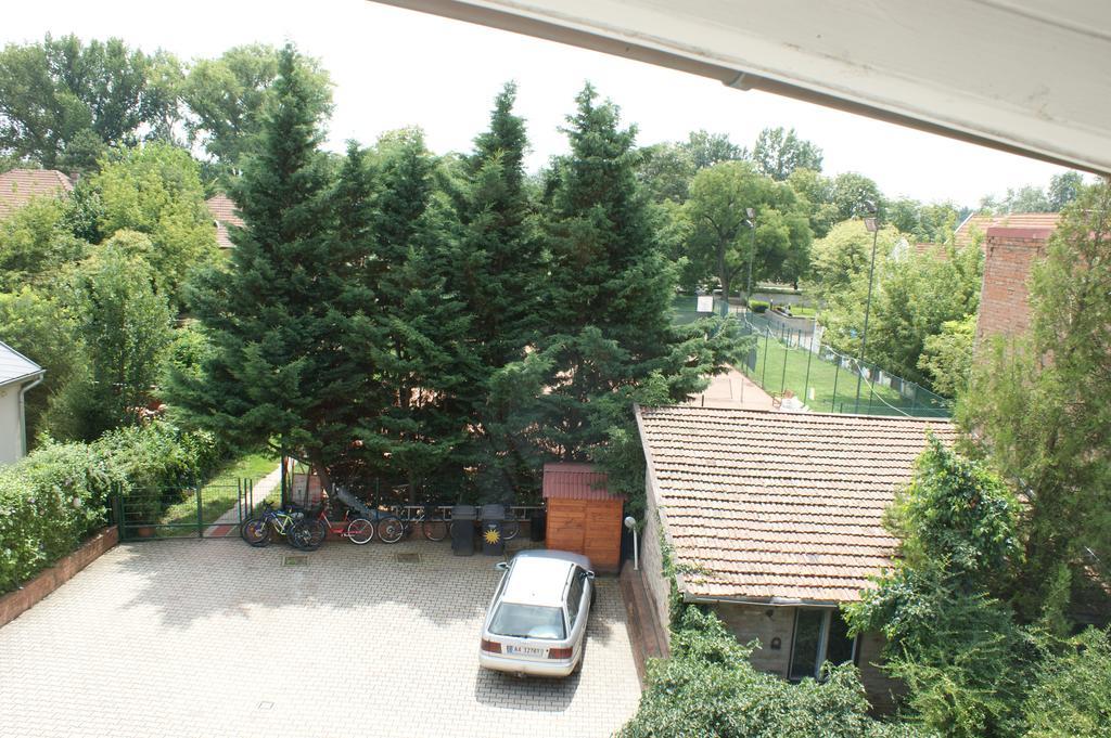 Sohaz Panzio Es Apartmanhaz Szolnok Exteriör bild